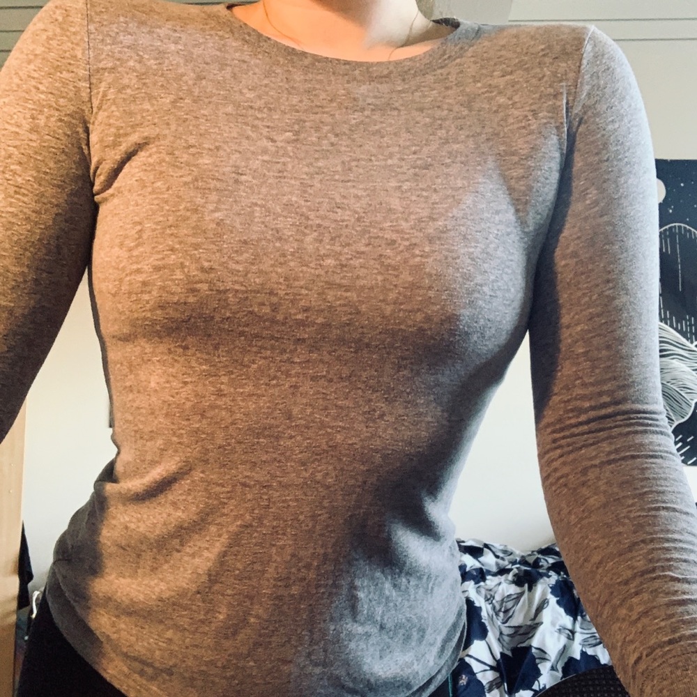 Form-Fitting Gray Long Sleeve Top